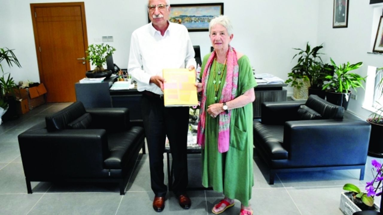 Güngördü  Greeted the  Artist Trautmann
