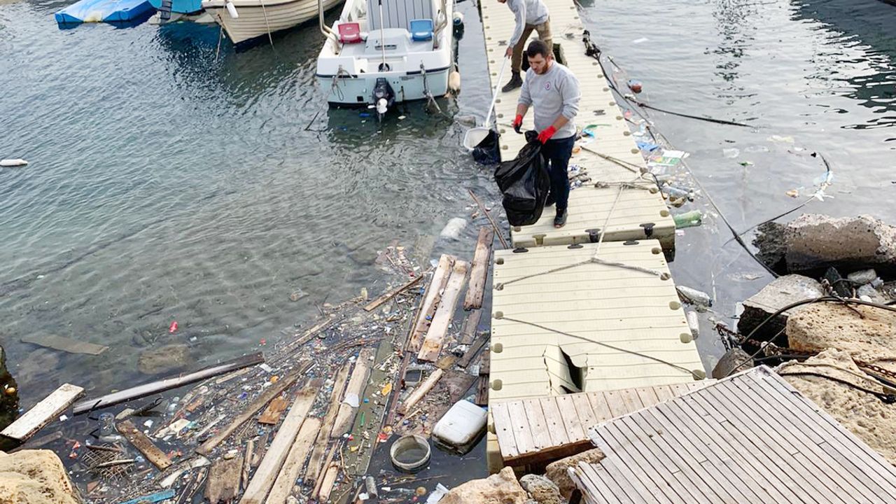 The inside of the sea was cleaned at the Ancient Harbor