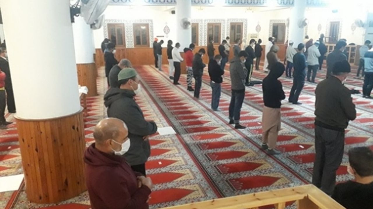 "Bayram namazı, pandemi kurallarına uyularak kılındı"