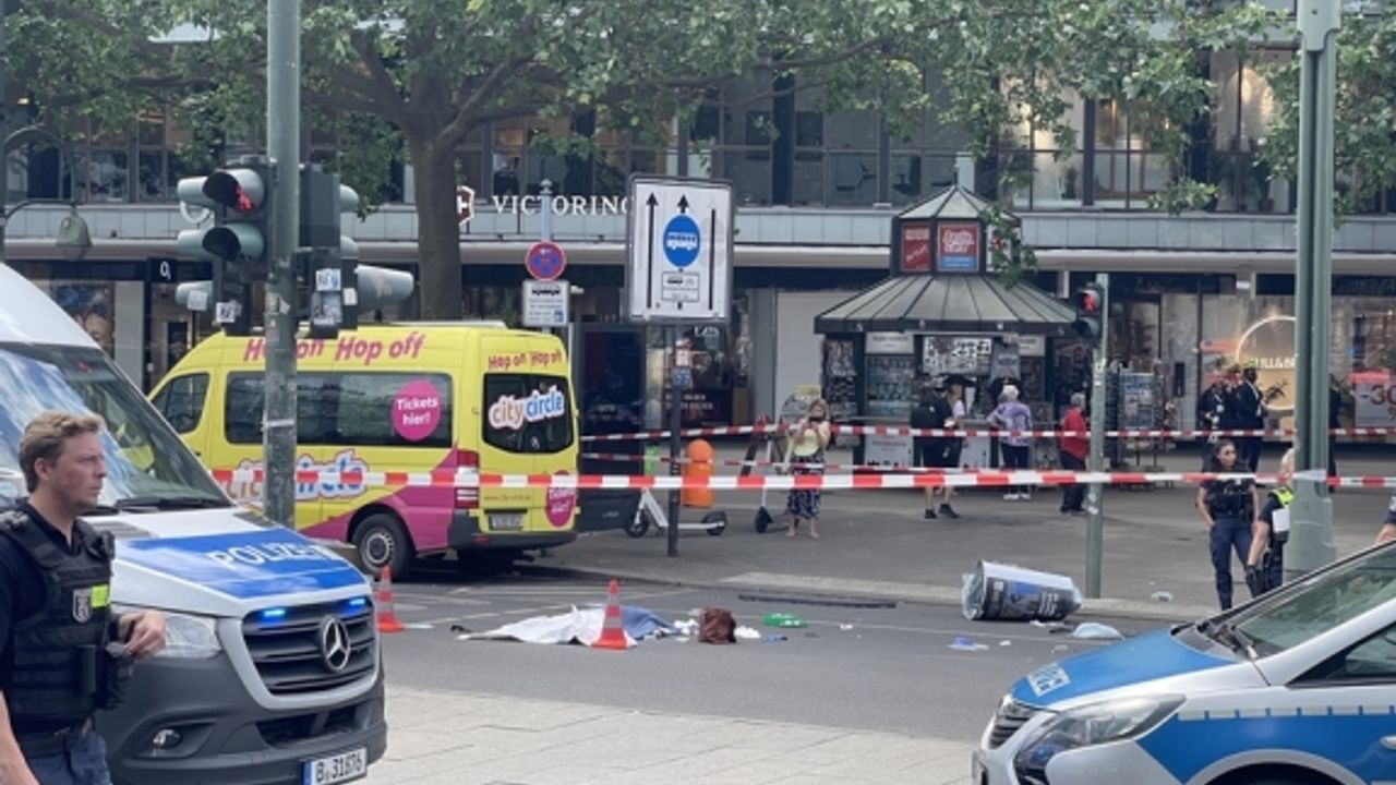 Berlin'de Bir Kişinin Aracını Yayaların Üzerine Sürmesi Sonucu 1 Kişi Öldü