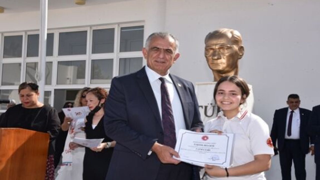 Ortaokul ve Liselerde Bugün Karne Sevinci Yaşandı