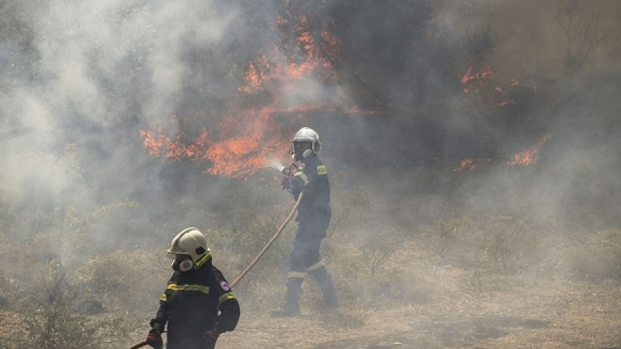 Yunanistan'da Orman YangınlarıFfarklı Bölgelerde Sürüyor