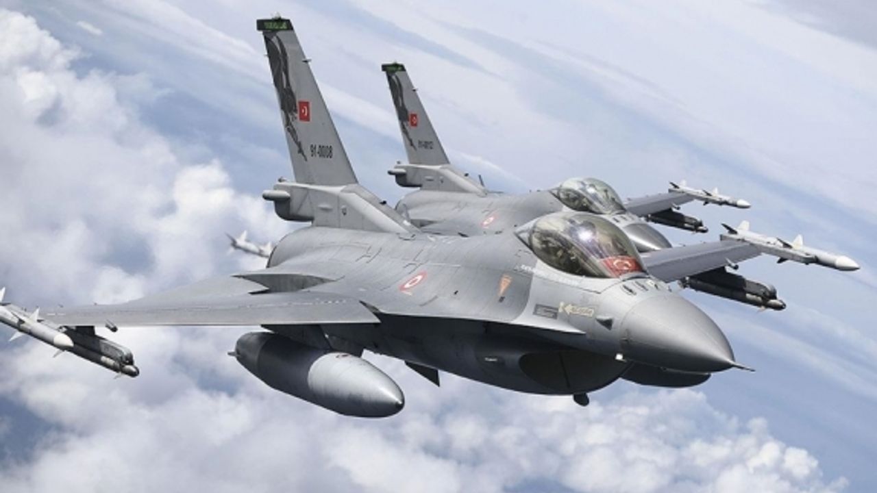Türk F-16'larını Yunan uçakları yine taciz etti