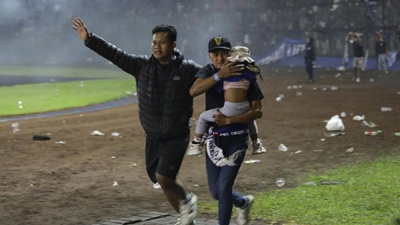 Endonezya'da futbol maçında çıkan izdihamda 129 kişi öldü