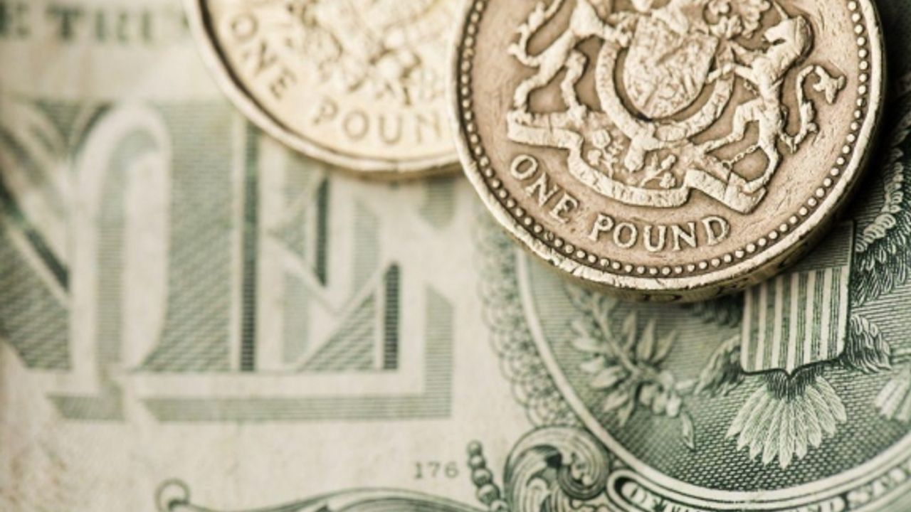 Haftanın son gününde euro 18,30 liradan, sterlin 20,85 liradan işlem görüyor