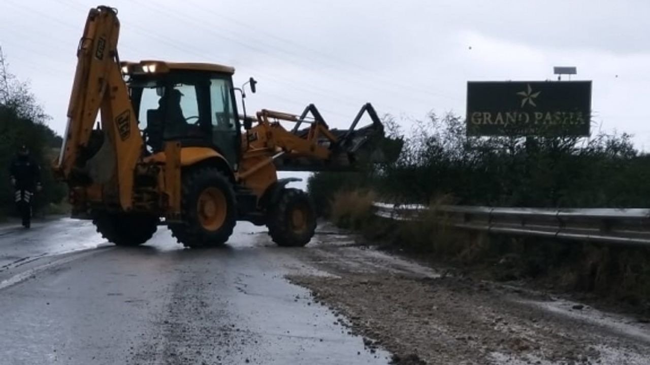 Girne-Değirmenlik ana yolundaki taş ve toprağa dikkat