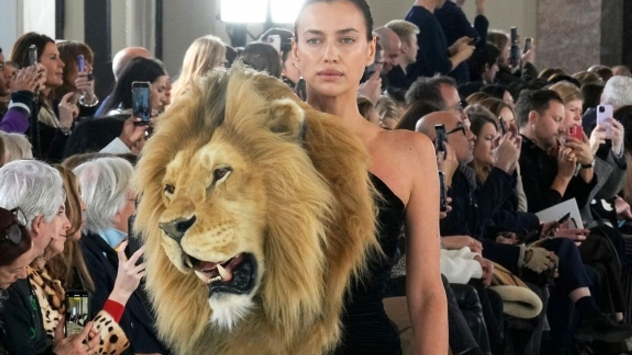 Paris'teki hayvan kostümlü defile tepki çekti