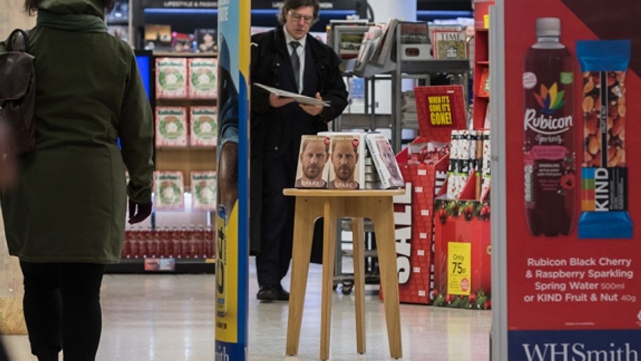 Prens Harry'nin tartışmalı anı kitabı "Spare" satışa çıktı