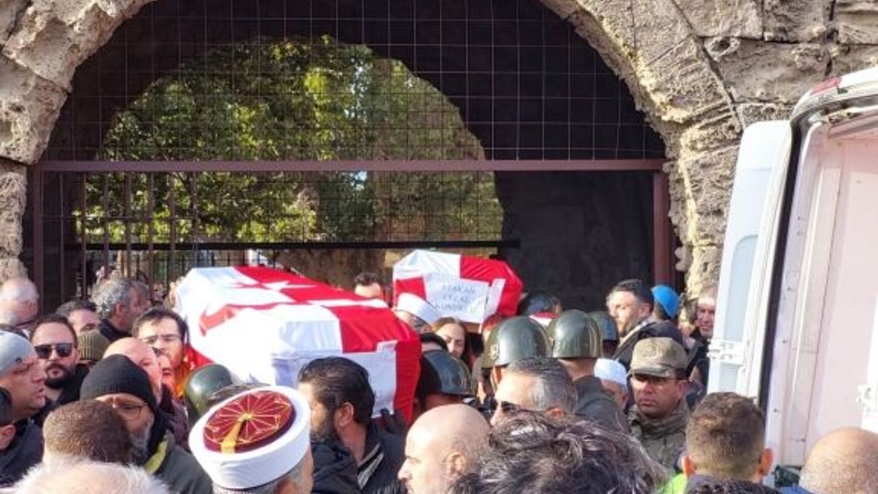 Adıyaman’da hayatını kaybeden öğretmen ve 5 öğrencisi son yolculuklarına uğurlandı