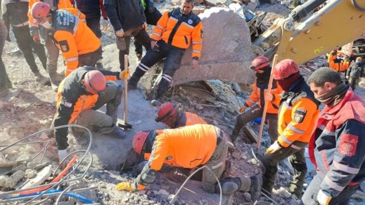 Çavuşoğlu: Bugün bulunan naaşlar akşam saatlerinde havayoluyla ülkeye götürülecek