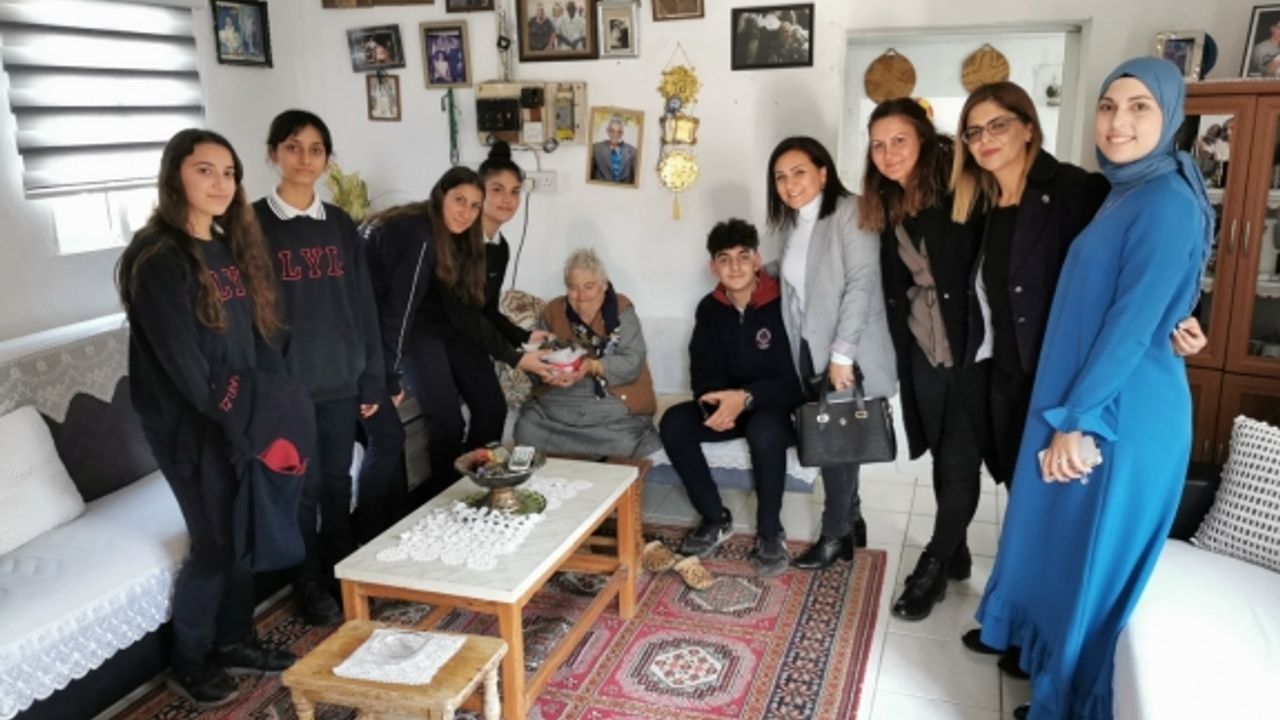 Lapta Yavuzlar Lisesi öğrencileri yaşlıları ziyaret etti