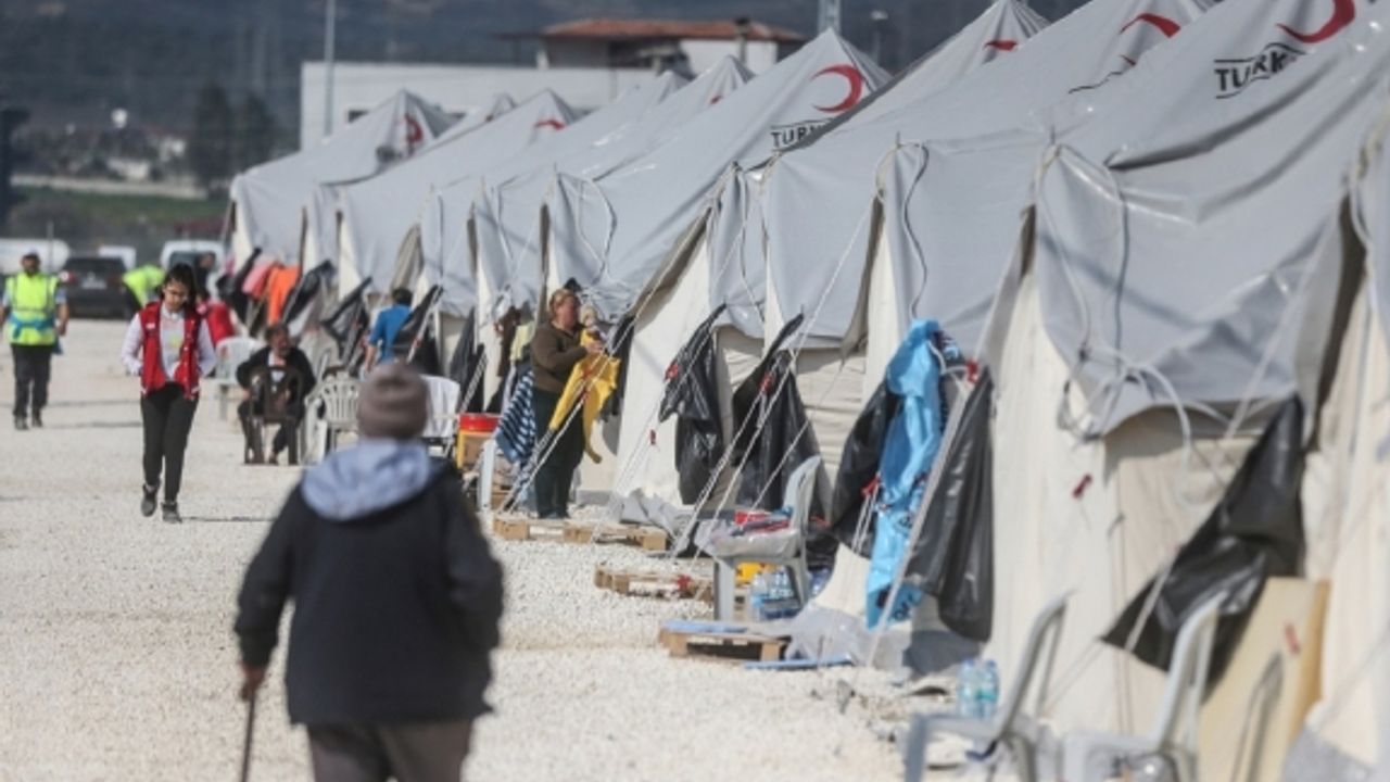 Üç aile tek çadırda yaşıyoruz