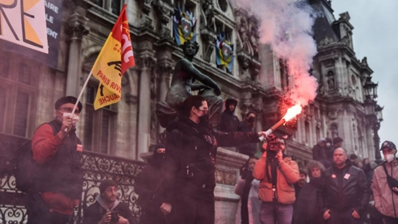 Fransa'da emeklilik reformu karşıtı gösteride tansiyon düşmedi
