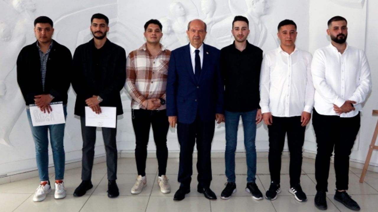 Tatar, “Türkçenin Sözcükleri Aşka Düşünce” adlı şiir dinletisine katıldı