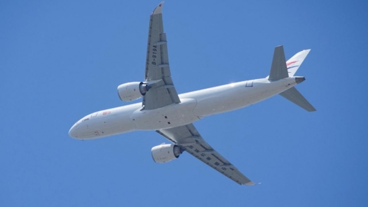 Çin'in yerli üretim yolcu uçağı "C919" ilk ticari seferini yaptı