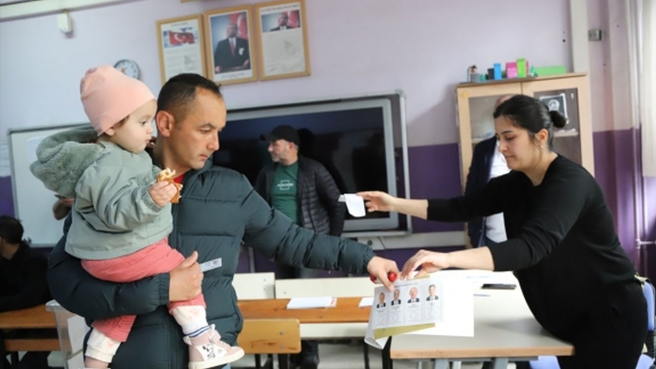 Türkiye'de oy kullanma işlemi devam ediyor...