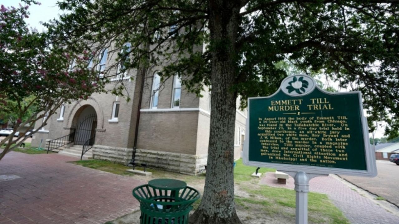 ABD'de beyaz ırkçılarca öldürülen siyahi çocuk Emmett Till ve annesi onuruna anıt yapılacak