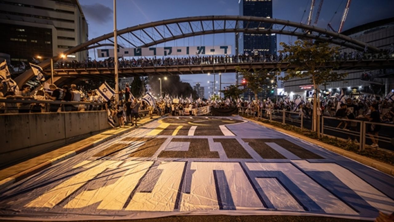 İsrail'de yüz binlerce kişi hükümetin yargı düzenlemesine karşı yine sokaklara indi