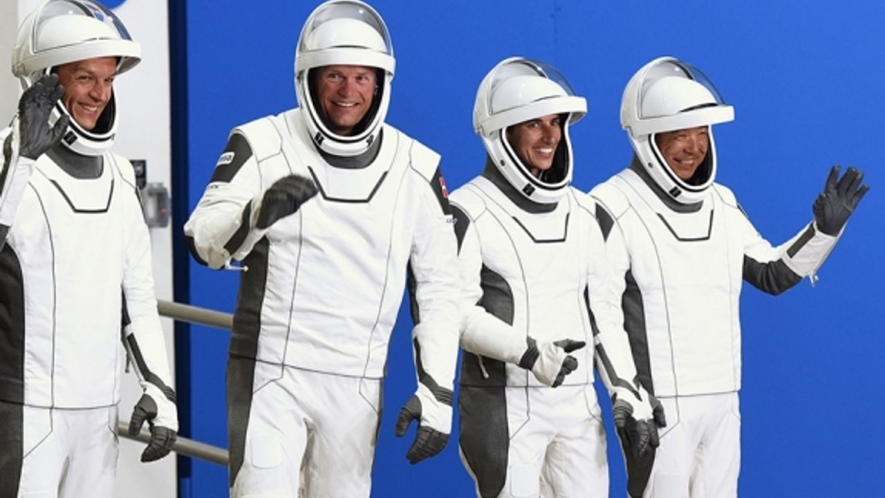 Space X'in 4 astronotu Uluslararası Uzay İstasyonu'na iniş yaptı
