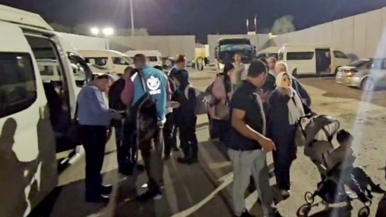 Türk, KKTC vatandaşı ve yakınlarından oluşan 87 kişi Mısır'a ulaştı