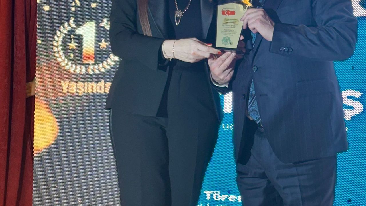 Tatar'a Türkiye'de yayın yapan bir radyo kanalından "Yılın Onur Ödülü"...