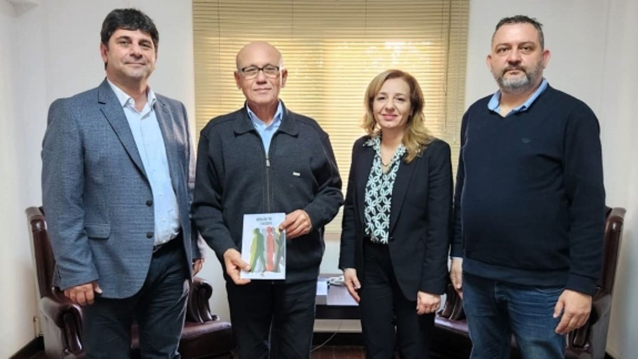 KTMMOB heyeti, 2’nci Cumhurbaşkanı Talat’a “Birlik-Te Değer” isimli kitabı takdim etti