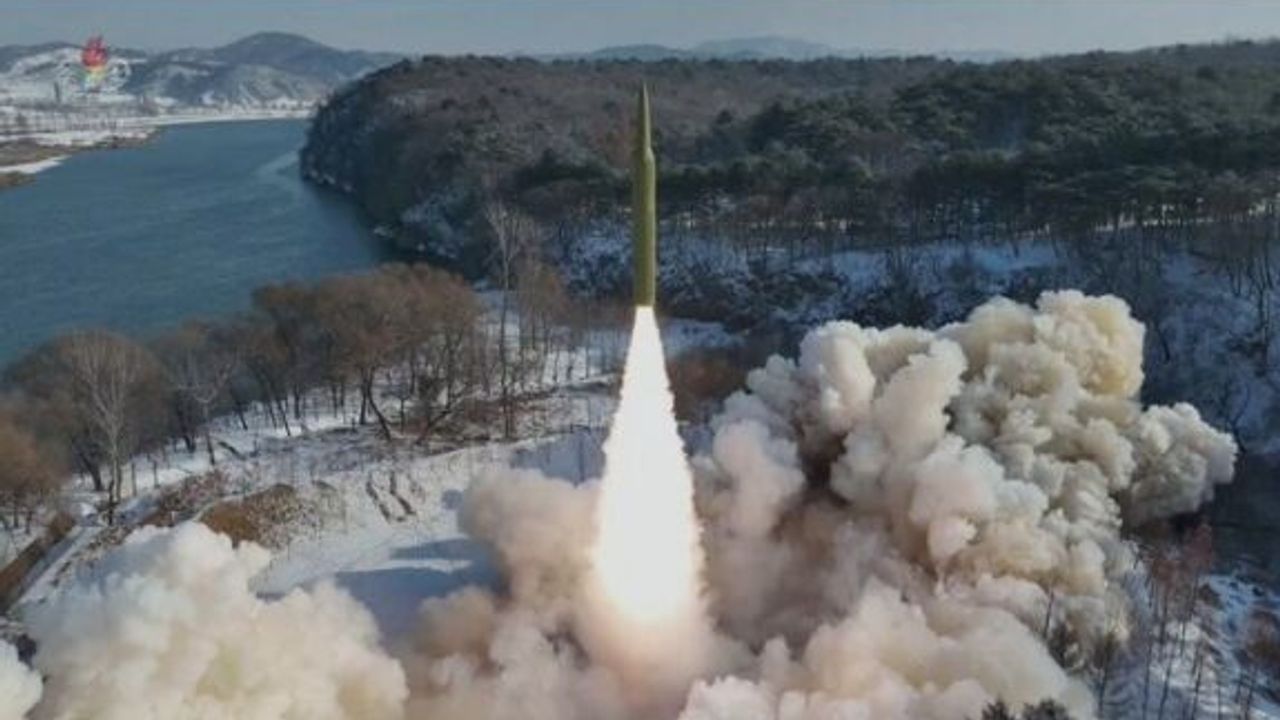 Kuzey Kore, hipersonik savaş başlığına sahip balistik füze testi yaptığını duyurdu
