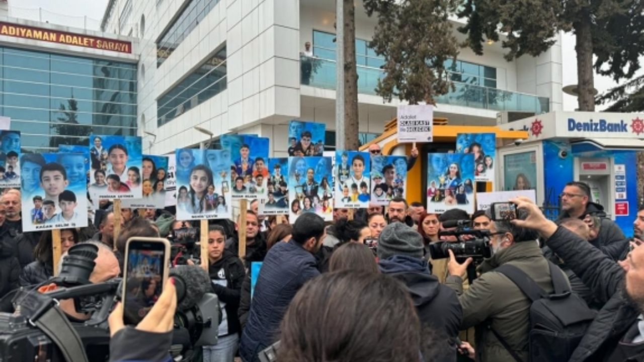Murat Aktuğralı: “Deprem öldürmedi bizi, siz öldürdünüz. Katilsiniz”