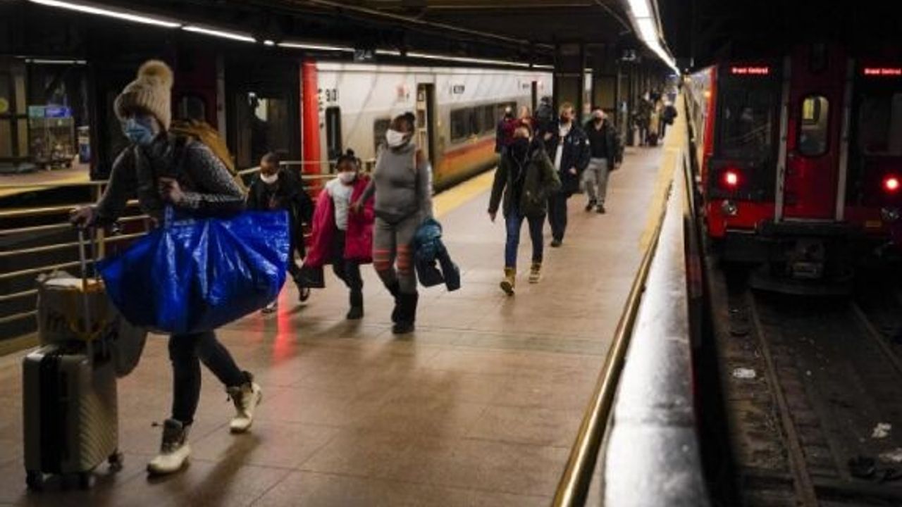 New York'ta iki metro treninin çarpışması sonucu 24 kişi yaralandı