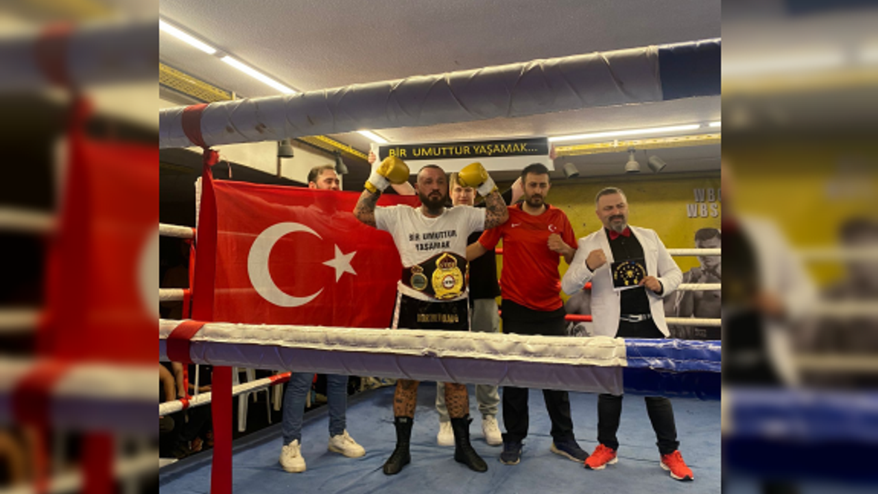 Kıbrıslı Türk Milli Boksör Demir Yumruk Metin Turunç yine gururlandırdı