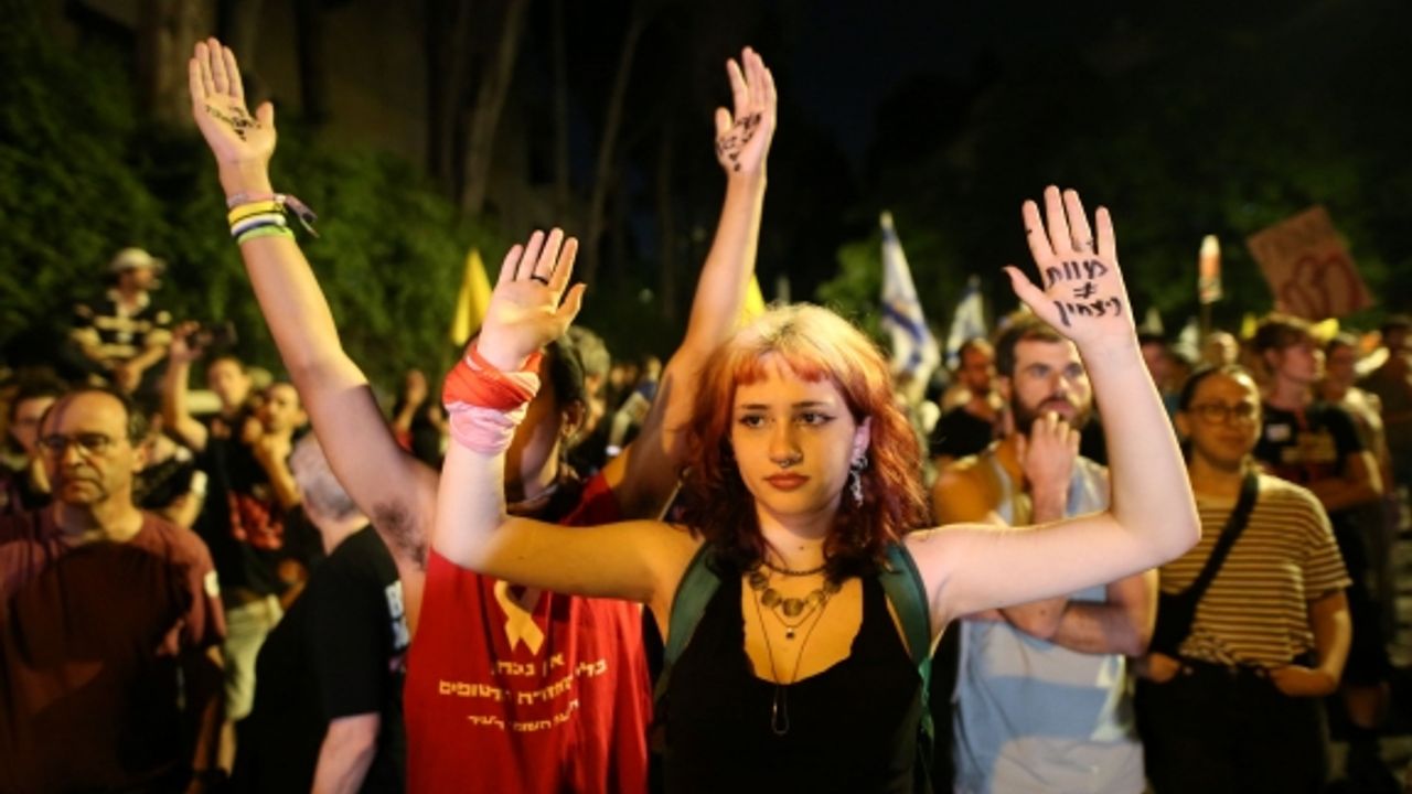 İsrail'de on binlerce kişi esir takası anlaşması talebiyle sokağa indi