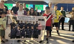 Şampiyon TMK'lı öğrenciler, Ercan'da çiçeklerle karışlandı