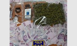 İskele'de araçlarında uyuşturucu ve 28 bin 155 TL nakit para bulunan dört kişi tutuklandı