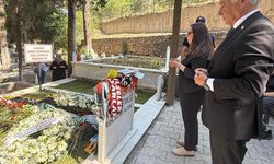 Özçınar, Ferdi Zeyrek’in kabrini ziyaret etti