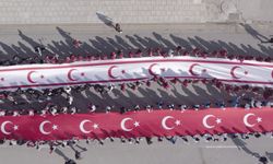 100'er metrelik KKTC ve TC bayrakları taşındı