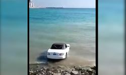 Kadın arabasını denize attı