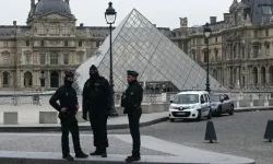 Louvre soygunu organize suç işi değil, küçük çaplı hırsızların işi çıktı