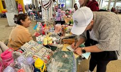 TAM Parti'nin ihtiyaç sahibi ilköğretim öğrencileri için Merkez Lefkoşa'da düzenlediği yılbaşı pazarı başladı