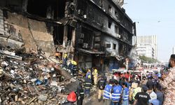 Pakistan'daki alışveriş merkezinde çıkan yangında ölenlerin sayısı 60'a yükseldi