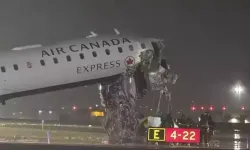 Dünya Haberleri ABD'de havalimanında dehşet anları: Uçak, itfaiye aracı ile çarpıştı!