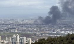 İran ve Hizbullah'ın eş zamanlı misillemesi sonrası Hayfa'daki petrol rafinerisinden dumanlar yükseliyor