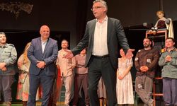 Kıbrıs Türk Devlet Tiyatroları 'Kafkas Tebeşir Dairesi' oyununu sahneledi