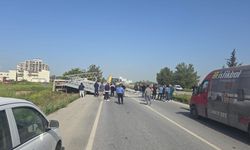 Dörtyol'daki kaza: Büyük trafik levhası yola devrildi