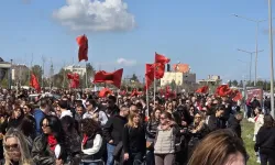 Greve giden kamuda örgütlü sendikalar, Meclis önünde eylemde