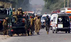 Pakistan'da polis karakoluna düzenlenen bombalı saldırıda 5 kişi hayatını kaybetti