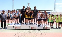 Şehit Hüseyin Akil İlkokulu çifte şampiyon