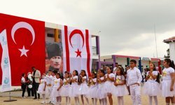 TC Lefkoşa Büyükelçiliği ve Yunus Emre Enstitüsü 23 Nisan dolayısıyla Mehmetçik İlkokulu'nda etkinlik düzenledi