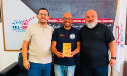 Tel-Sen, Cebelitarık'ı geçen ilk Kıbrıslı yüzücü İlker'e plaket verdi