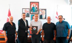 Gazimağusa Belediyesi sıkıştırmalı çöp aracı alımı için sözleşme imzaladı