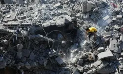 Gazze'de İsrail saldırısında hasar gören bina çöktü... 5'i çocuk 11 kişi hayatını kaybetti